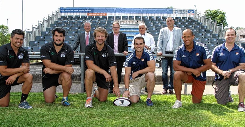 Große Vorfreude bei Spielern, Organisatoren und Sponsoren: Fritz Schäfer (Volksbank Pforzheim), Jens Poff (Teammanager TV Pforzheim), Helge Hutmacher (Ortsvorsteher Eutingen), Hans-Jürgen Schwarz (clubers.net; hinten v.li.); Jeremy Te Huia, Chris Howells, Trainer John Willis (alle TV Pforzheim), Sean Armstrong, Anjo Buckman, Trainer Kobus Potgieter (alle Heidelberger RK; vorne v.li.). Foto: Eigner