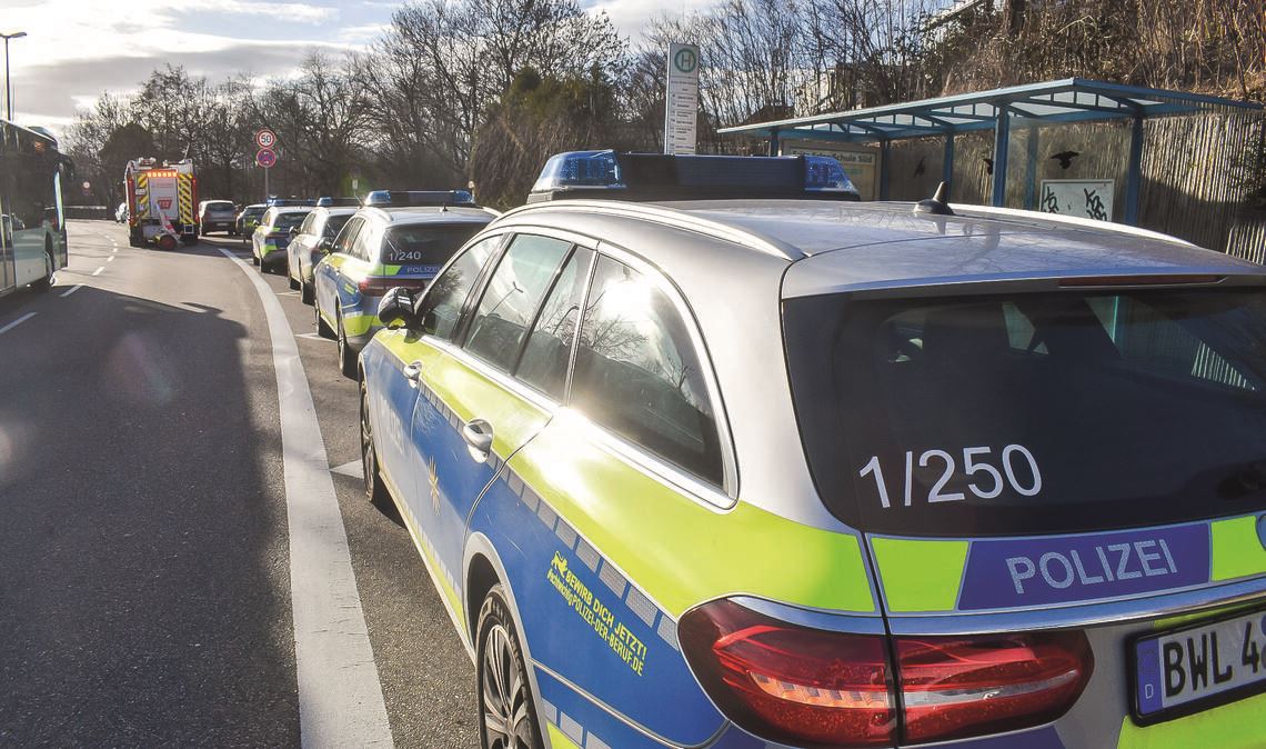 Großeinsatz Anfang Februar 2024 auf dem Gelände der Fritz-Erler-Schule in Pforzheim, wo eine Auseinandersetzung unter vier jungen Leuten eskaliert. Einer der Beteiligten zückt ein Messer und attackiert zwei 17-Jährige, die jeweils schwer verletzt werden. Foto: Archiv