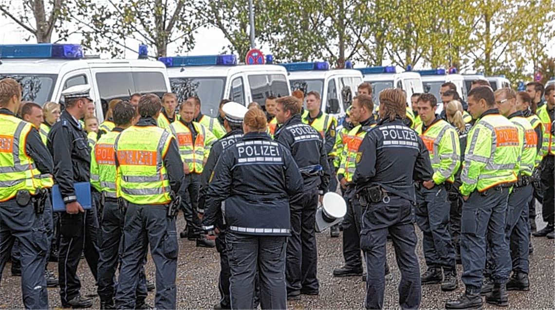 Großeinsatz: Annähernd 120 Beamte – Kräfte der Polizeidirektion Pforzheim, der Bereitschaftspolizei und der Bundespolizei – sind an der Kontrollaktion am Illinger Eck beteiligt.