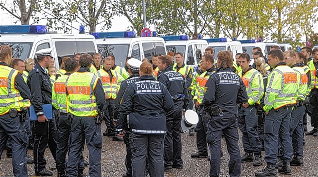 Großeinsatz: Annähernd 120 Beamte – Kräfte der Polizeidirektion Pforzheim, der Bereitschaftspolizei und der Bundespolizei – sind an der Kontrollaktion am Illinger Eck beteiligt.