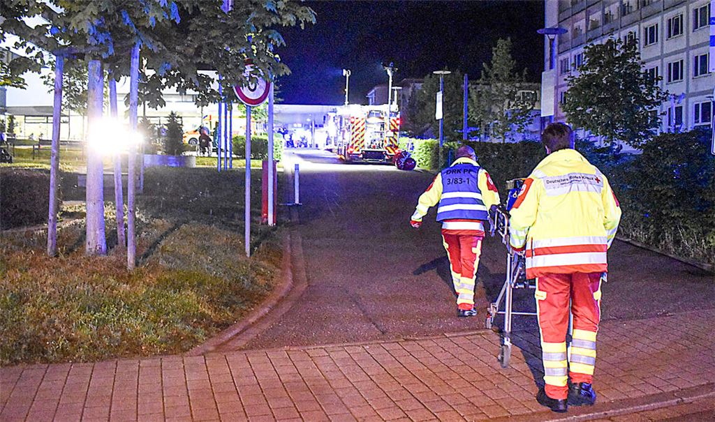 Großeinsatz: Der Brand in der Notaufnahme des Helios-Krankenhauses in Pforzheim, bei dem ein Mann stirbt, ruft im Mai 2023 zahlreiche Rettungskräfte auf den Plan. Foto: Archiv