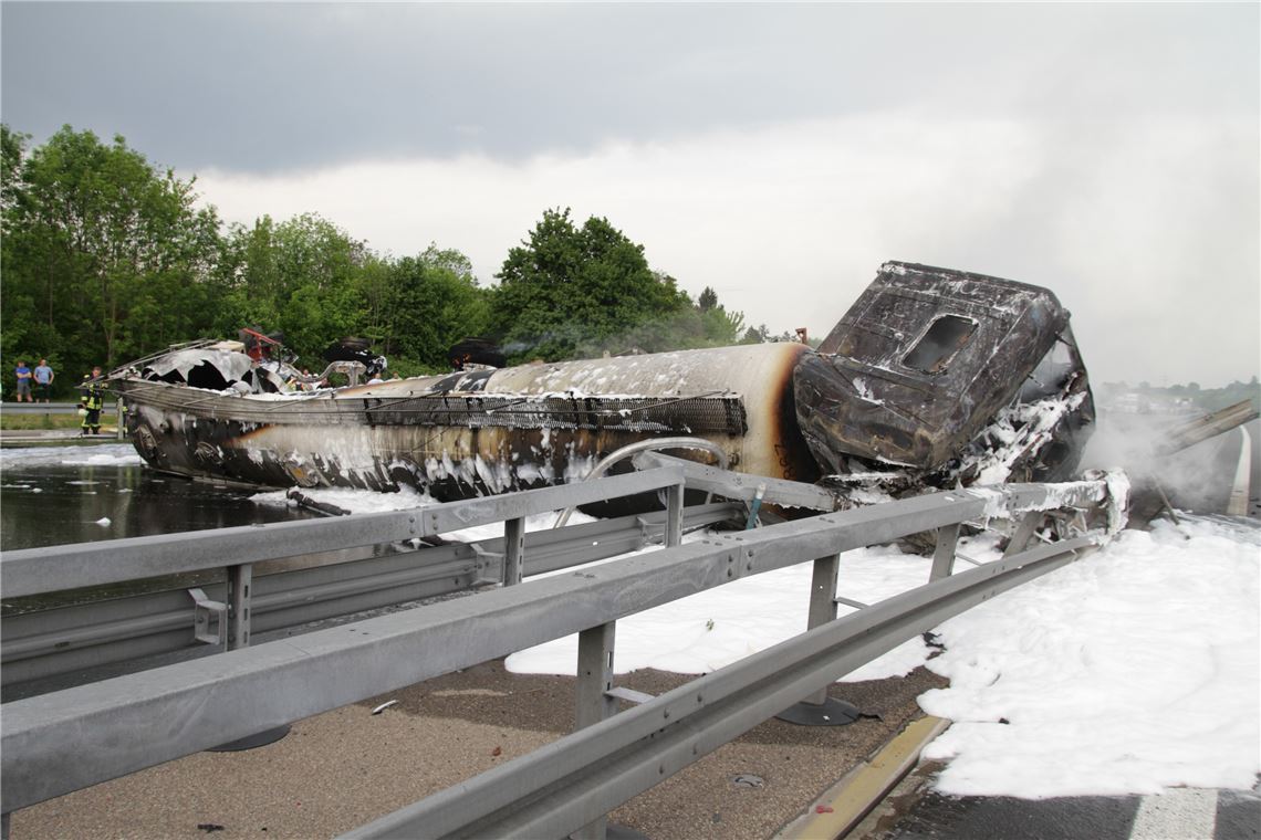 Großeinsatz: Die Feuerwehr löschte den Unfall-Lkw. Foto: Eisemann