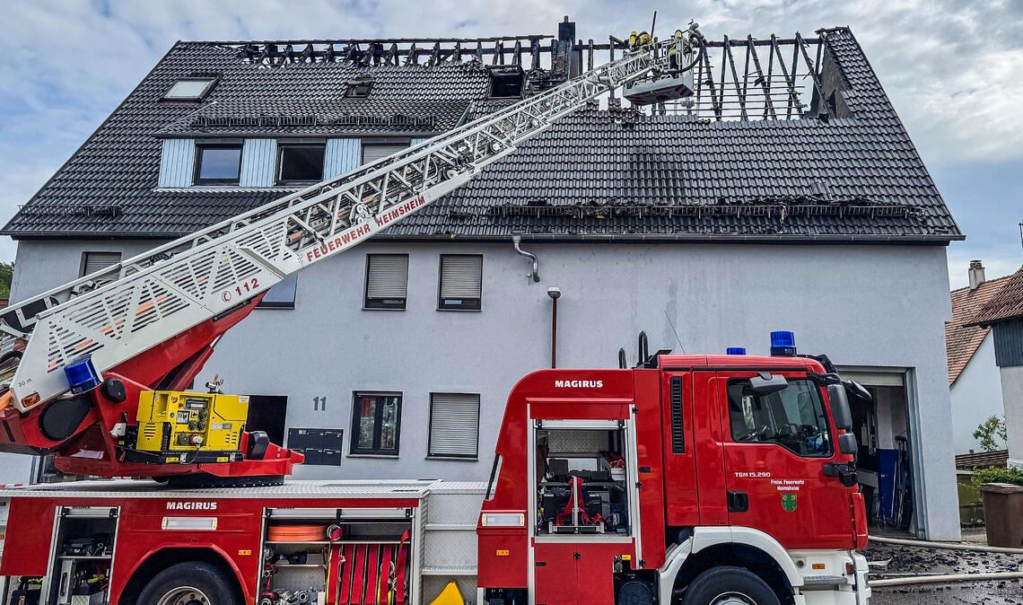 Großeinsatz: Ein Dachstuhlbrand verwüstet ein Zweifamilienhaus an der Pforzheimer Straße in Heimsheim. Foto: sdmg
