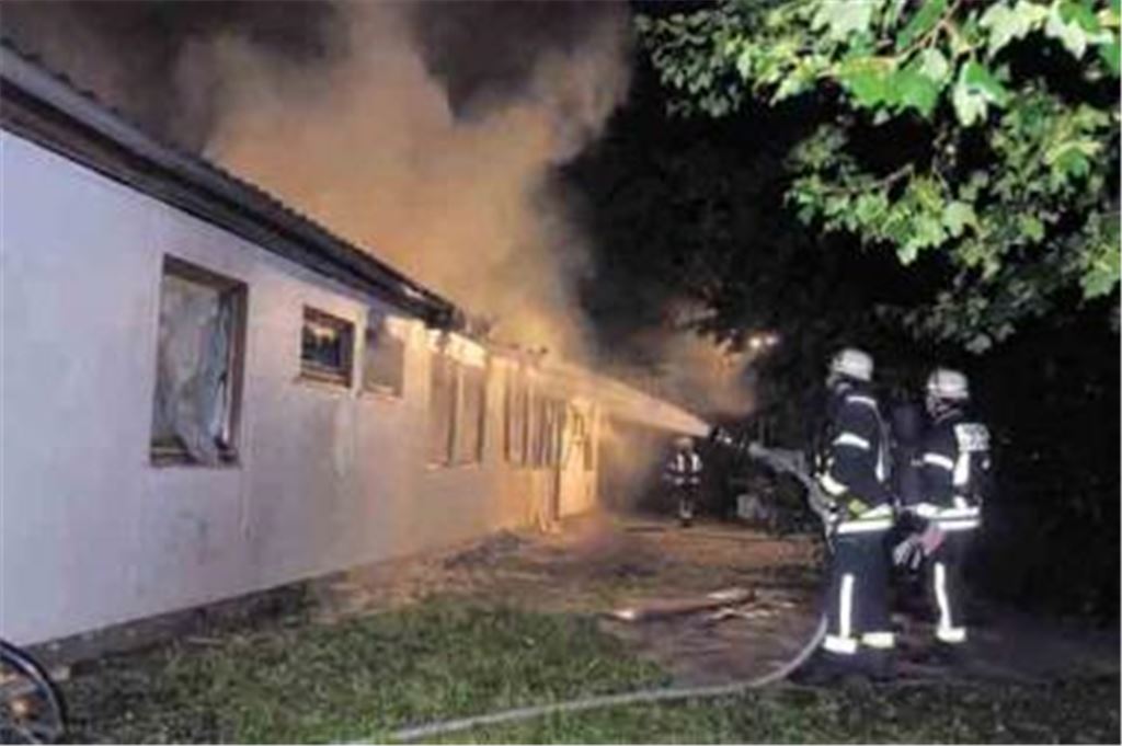 Großeinsatz: Erst im Zuge der Löscharbeiten entdeckt die Feuerwehr die Leiche des 52-Jährigen in seinem ausgebrannten Zimmer. Foto: Fotomoment