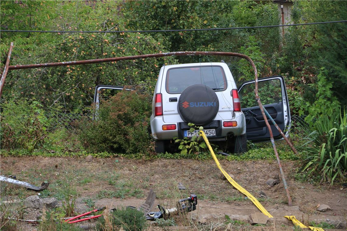 910_0008_157725_ts_Abgestuerrtztes_Auto_Enzberg_am_Zaun