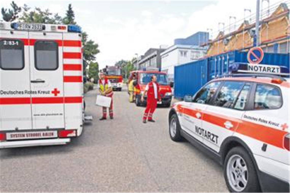 Großeinsatz an der Ferdinand-von-Steinbeis-Berufsschule: Bei einem Unfall im Zuge der Sanierungsarbeiten erleidet ein 29-jähriger Handwerker schwere Verbrennungen. Fotos: Sadler