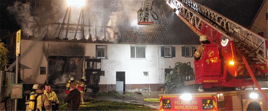 Feuer wütet in der Ortsmitte Feuer wütet in der Ortsmitte