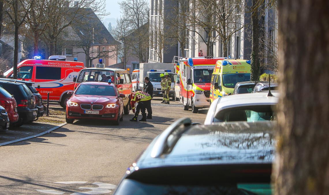 Reizgasattacke an Mühlacker Schule Großeinsatz an der Schillerschule: Eine große Zahl von Rettungskräften kümmert sich um rund 30 Schüler, die durch versprühtes Reizgas verletzt werden. Foto: Disselhoff