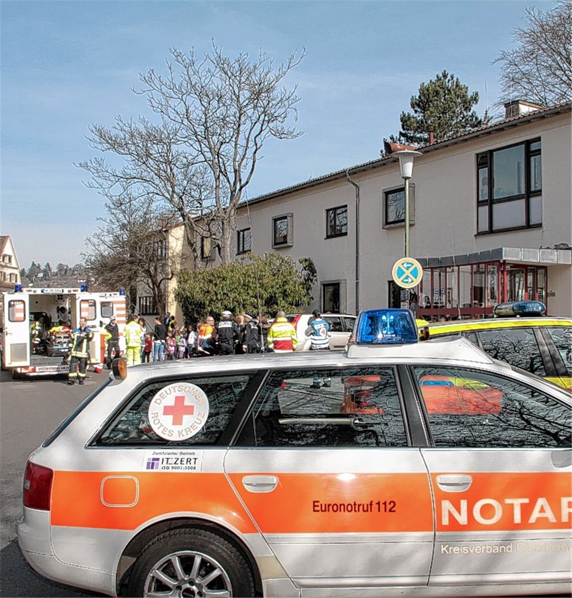 Großeinsatz auf dem Gelände der Arlingerschule in Pforzheim. Ein Verdacht: Staub von einer Baustelle könnte die gesundheitlichen Probleme der Schüler verursacht haben.