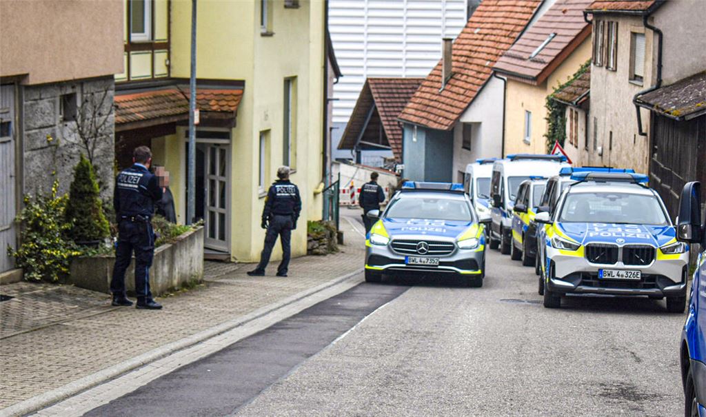 Großeinsatz der Polizei in Mönsheim. Foto: Myroshnichenko
