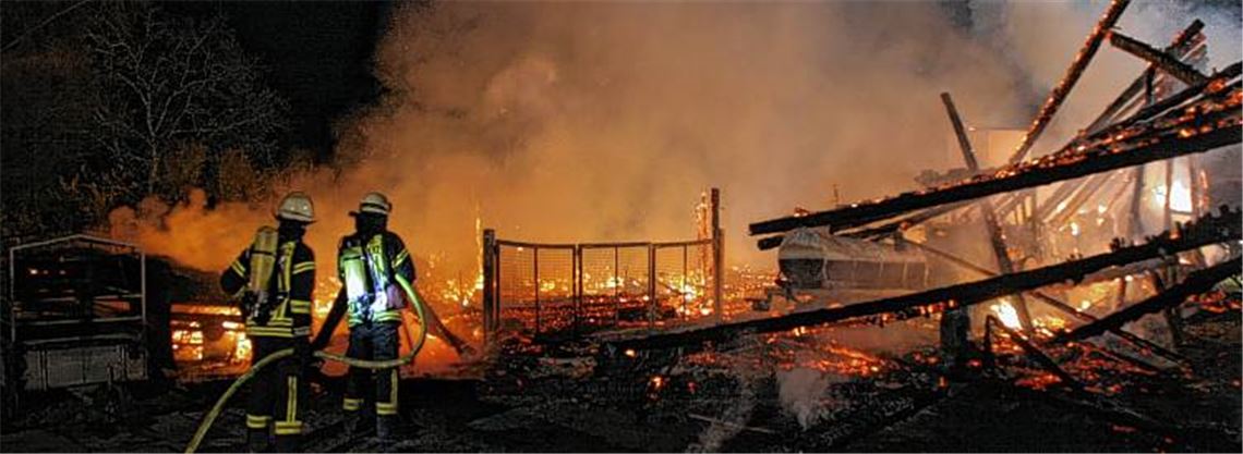 Großeinsatz für die Feuerwehr: Fast 80 Einsatzkräfte können nicht verhindern, dass der Ziegenstall im Gewann „Kalkäcker“ zwischen Ensingen und Horrheim vollständig zerstört wird.