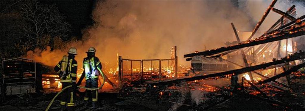 Großeinsatz für die Feuerwehr: Fast 80 Einsatzkräfte können nicht verhindern, dass der Ziegenstall im Gewann „Kalkäcker“ zwischen Ensingen und Horrheim vollständig zerstört wird.