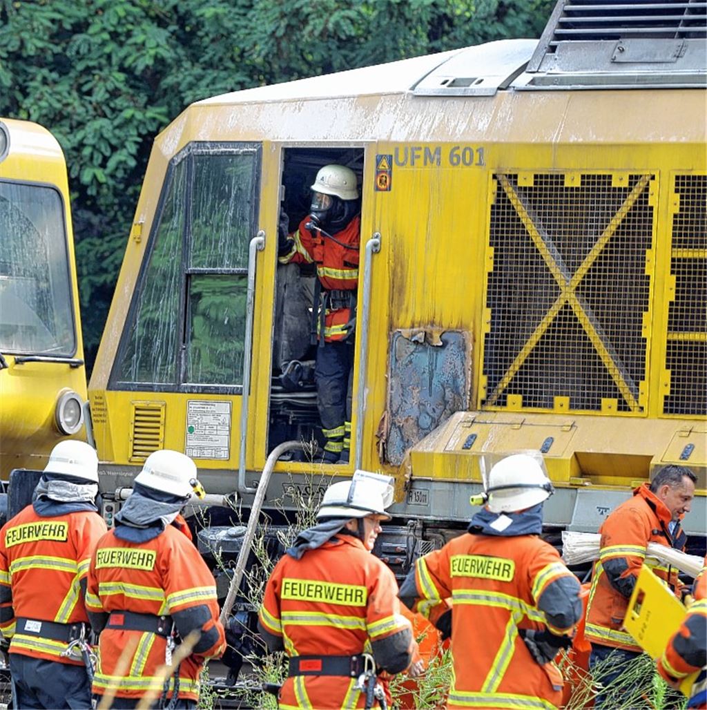 Zug fängt Feuer: Bahn muss Gleise sperren