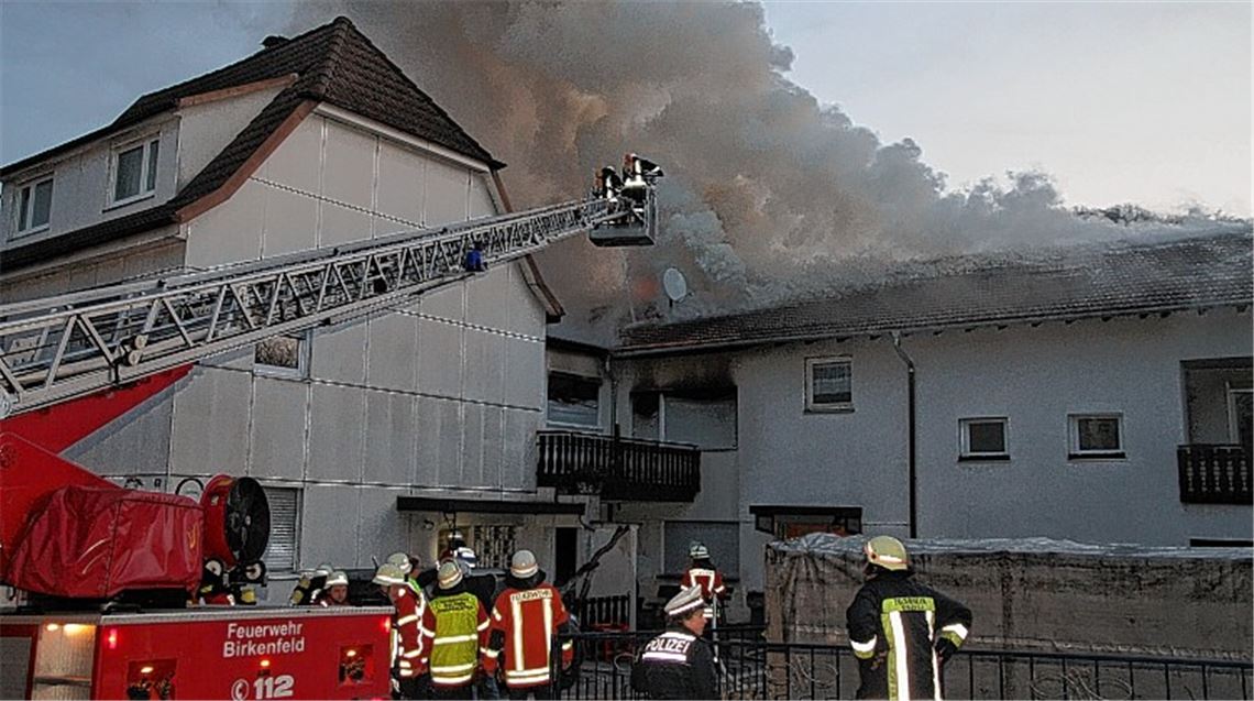 Großeinsatz im Keltener Ortsteil Dietlingen: Beim Feuer in einem Mehrfamilienhaus an der Bachstraße verliert ein 55-Jähriger sein Leben.