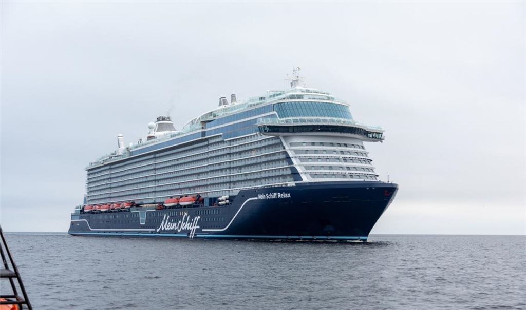 Großeinsatz im Kieler Hafen: Warum die Mein Schiff Relax plötzlich geräumt wurde und was dahintersteckt.