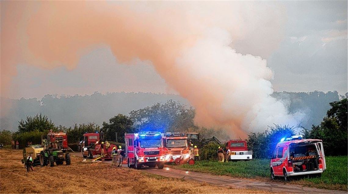 Häckselplatz steht lichterloh in Flammen