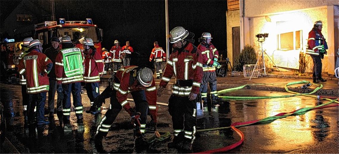 Großeinsatz in Niefern: Anfangs vermutet die Feuerwehr, dass sich noch ein Mensch in dem Haus befindet. Diese Befürchtung bewahrheitet sich nicht.
