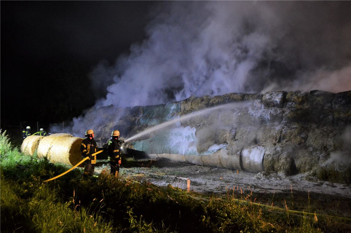 Pforzheim - Umfangreiche Löscharbeiten nach Brand von 500 Heuballen