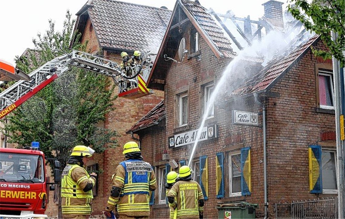 Feuer unterm Dach des „Café Alem“