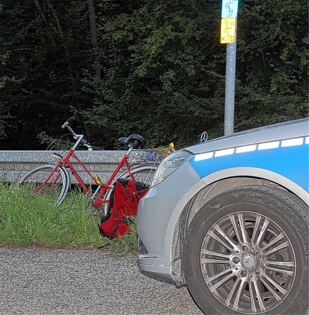 Großeinsatz in der Kanalstraße in Enzberg: Am Dienstagabend, kurz vor Einbruch der Dunkelheit, stürzt ein Mann die Böschung hinab in den Kanal (im Bild rechts das Fahrrad des Opfers).