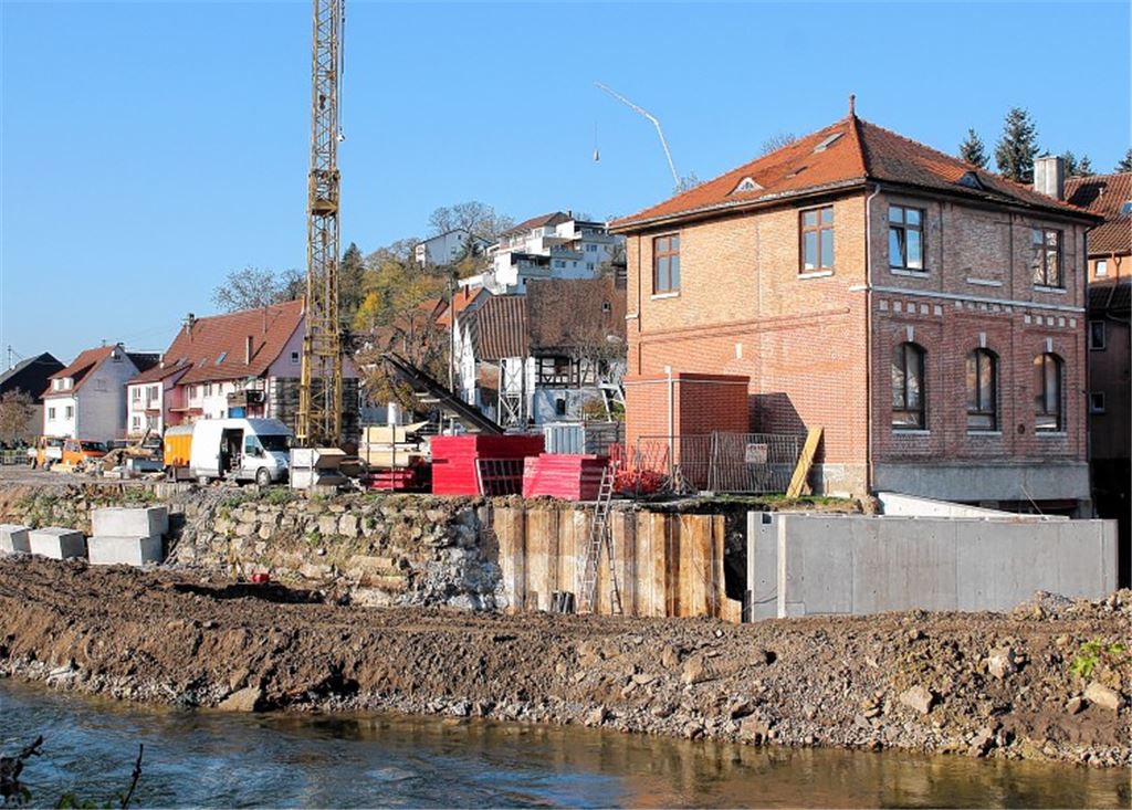 Großen Aufwand betreiben die Stadtwerke derzeit am Flusskraftwerk in Lomersheim, damit die Anlage für Fische nicht länger ein Hindernis in ihren Wanderbewegungen darstellt.