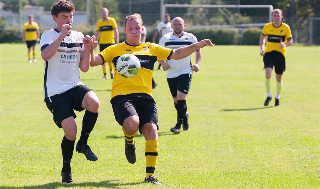 „Großen Charakter“ gezeigt hat der FV Lienzingen in den gelben Trikots gegen Wimsheim. Foto: Fotomoment