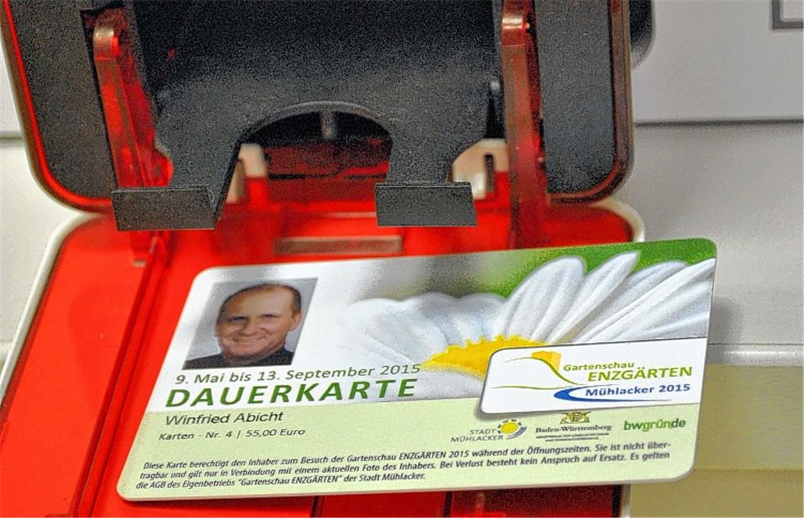 Großer Andrang: Im Gartenschau-Büro stehen die Menschen Schlange, um eine Dauerkarte zu kaufen.