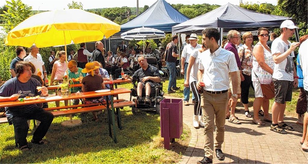 Großer Andrang beim Fest des Lebenshilfe-Wohnheims: Freude bei den Besuchern und Organisatoren.
