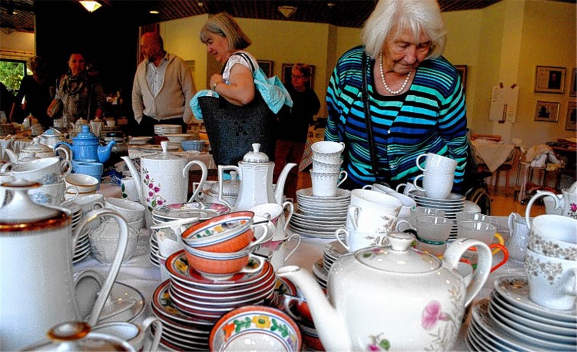 Tassen und Teller wechseln den Besitzer