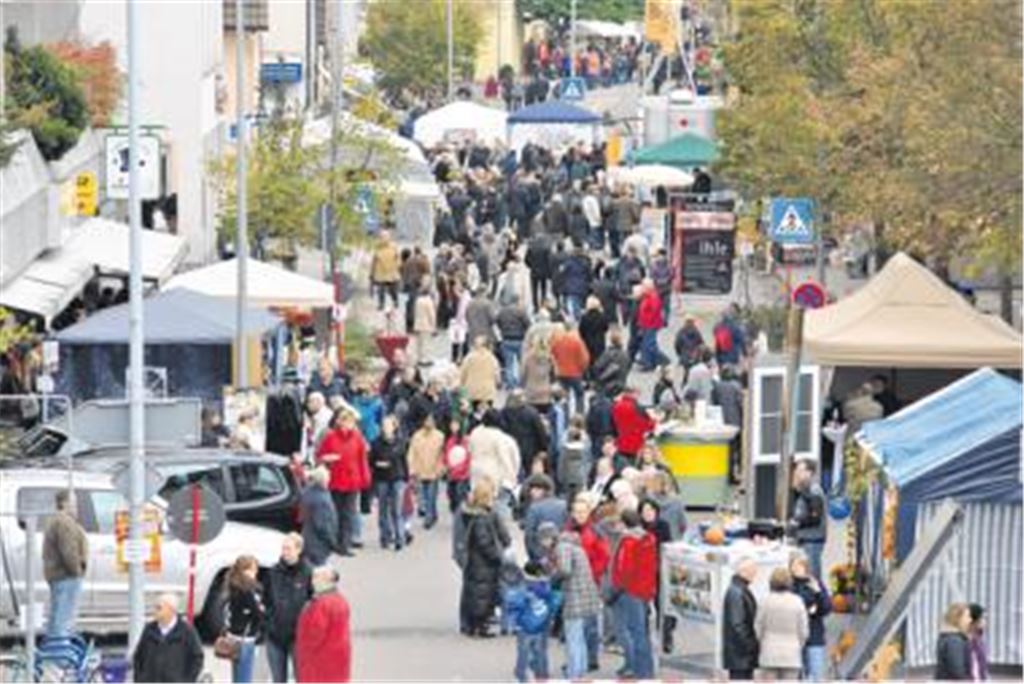 Großer Andrang herrscht auf der Bahnhofstraße, die bei den Illinger Open einzig und allein den Gewerbetreibenden gehört. Fotos: Stahlfeld