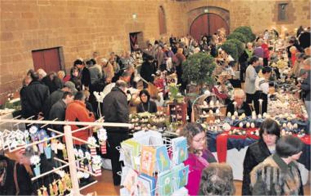 Großer Andrang herrscht beim 13. Ostereiermarkt in der Maulbronner Stadthalle. Dort gibt es viel Originelles zu sehen  etwa den leicht modifizierten Weihnachtsmann auf einem Ei oder ein Theater, das im österlichen Schmuckstück Platz gefunden hat.Fotos: Stahlfeld 