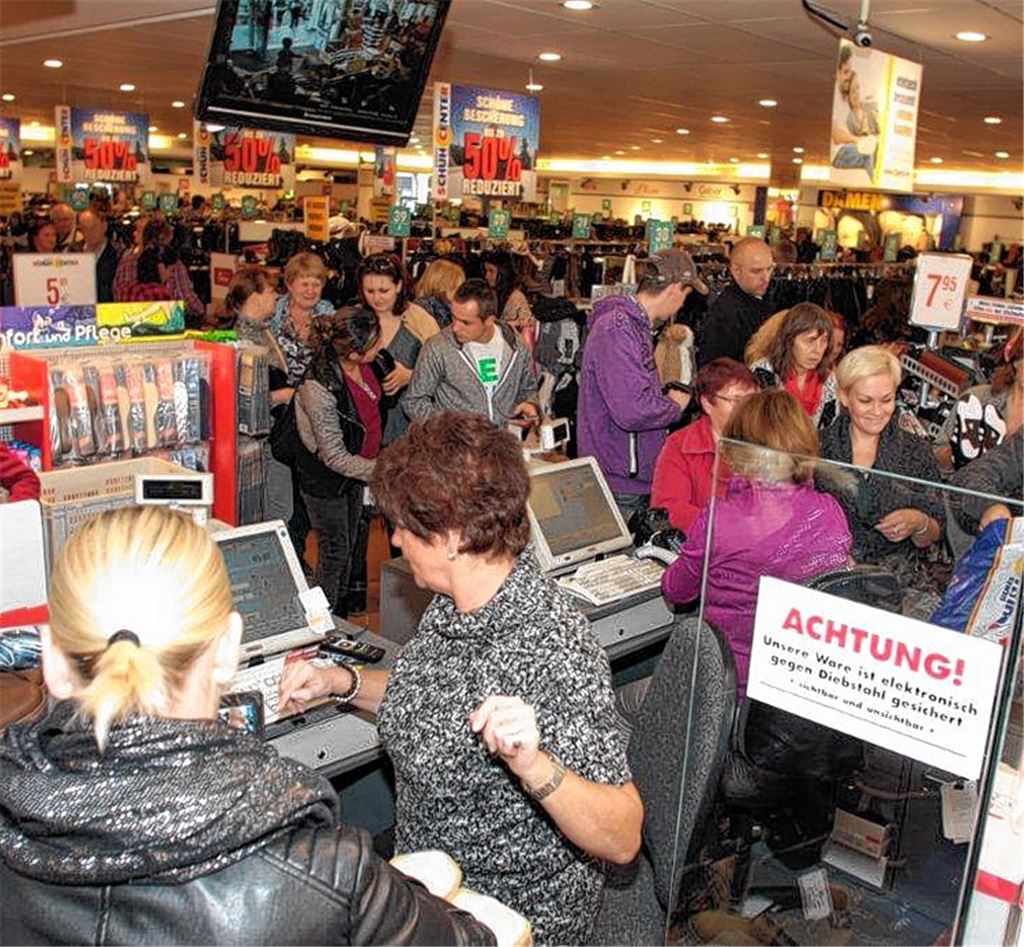 Großer Andrang herrscht schon kurz nach der Eröffnung des verkaufsoffenen Sonntags. Foto: Ehmann