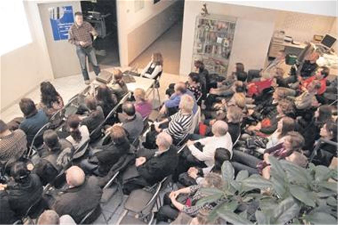 Großer Andrang im Redaktionsgebäude des Mühlacker Tagblatt. Rund 100 Besucher interessieren sich für das Training mit Laufend Fit. Foto: Eigner