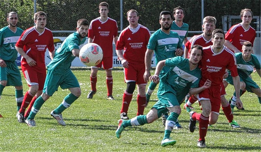 Großer Andrang im Strafraum des TSV Großglattbach (rote Trikots), als eine Freistoßflanke hereinsegelt. Foto: Eigner