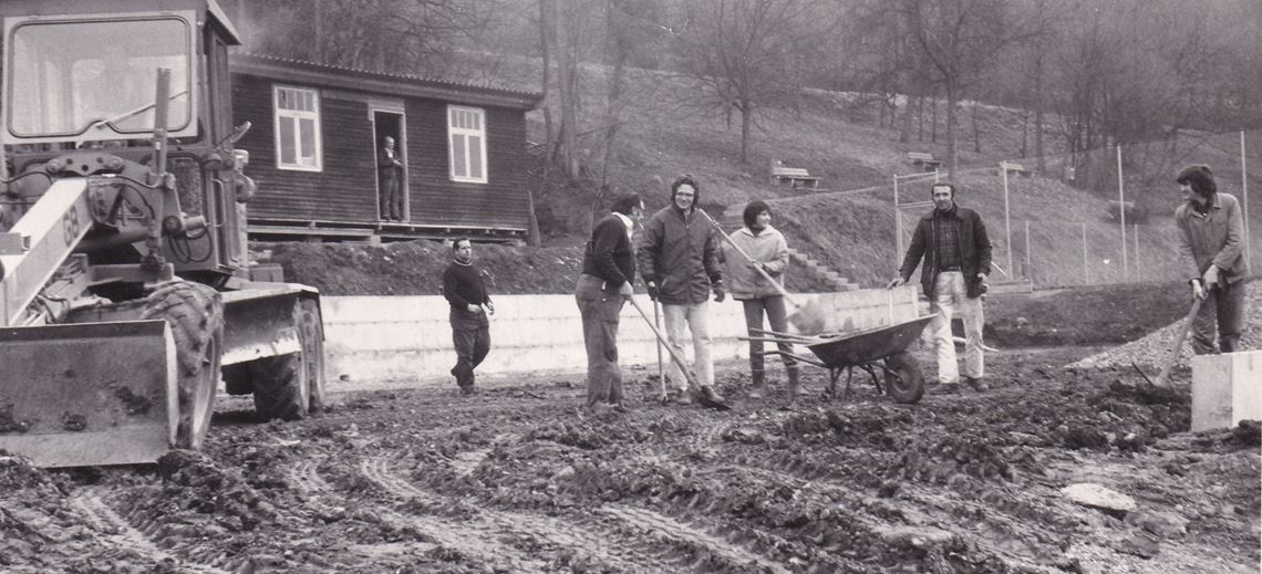 Ein halbes Jahrhundert Beständigkeit Großer Arbeitseinsatz: Im Frühjahr 1972 werden der zweite Platz und das Clubhaus gebaut.