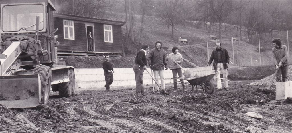 Großer Arbeitseinsatz: Im Frühjahr 1972 werden der zweite Platz und das Clubhaus gebaut.
