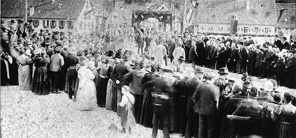 Großer Auftrieb an der Enzbrücke zwischen Dürrmenz und Mühlacker. Wo heute eine Großbaustelle das Bild prägt, gibt sich am Ende des 19. Jahrhunderts der württembergische König Wilhelm II. die Ehre. Ob das Bild zur Einweihung der Brücke entstanden ist oder anlässlich des Waldenserjubiläums, lässt sich der Fotografie nicht entnehmen. Foto: Stadtarchiv Mühlacker