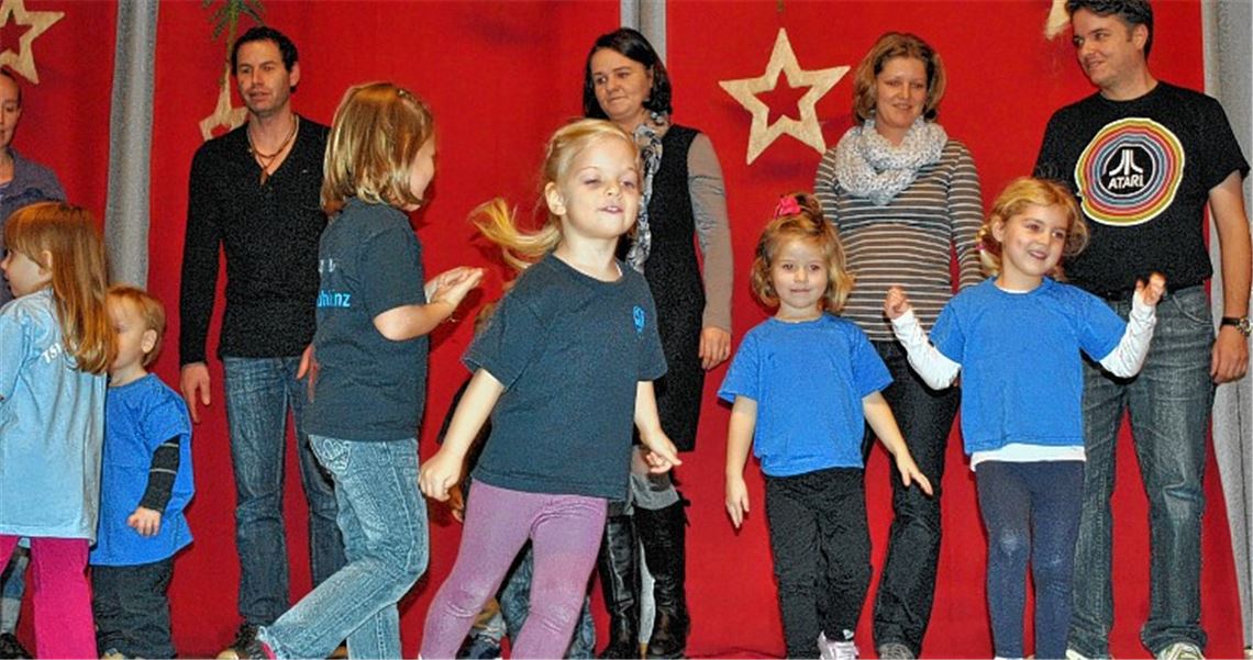 Großer Auftritt der ganz Kleinen mit Mutter und Vater.  Foto: Stahlfeld