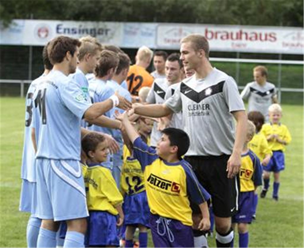 Großer Auftritt für die Phönix-Bambini, die mit den Spielern von 1860 München und FC Nöttingen auf den Platz marschieren dürfen. Foto: Keller