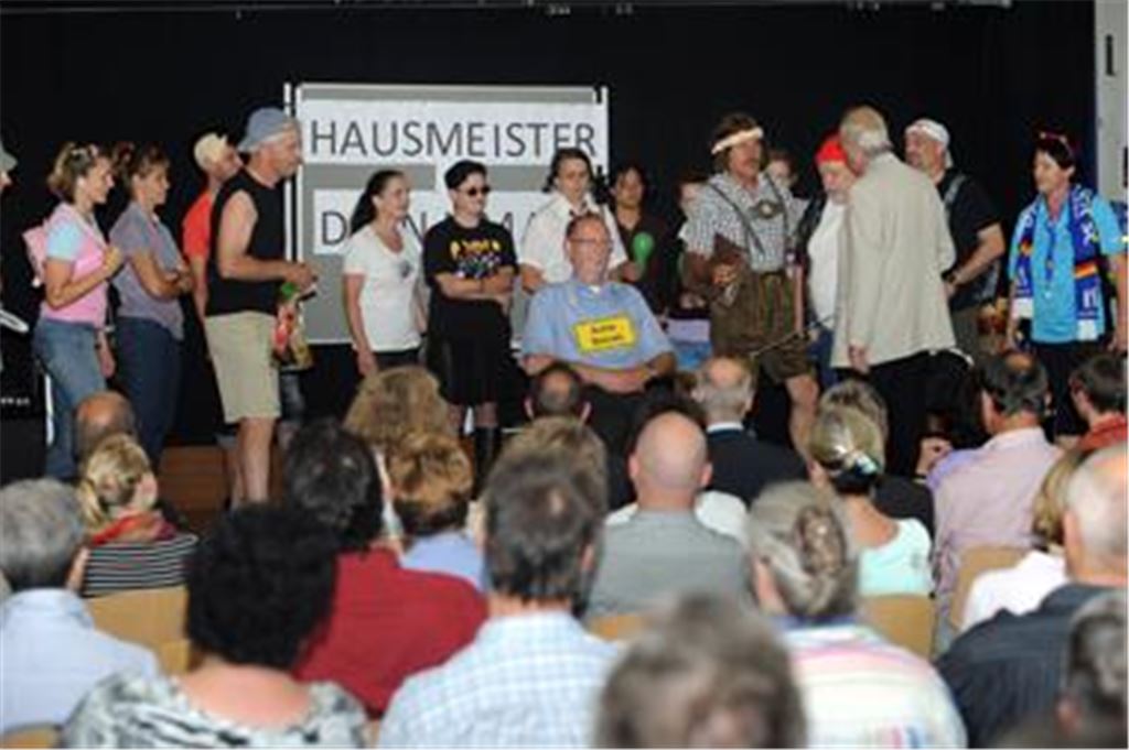 Großer Bahnhof: Hermann Schäfer (Mitte, sitzend) wird von zahlreichen Lehrern und Schülern des Gymnasiums verabschiedet. Foto: Fotomoment