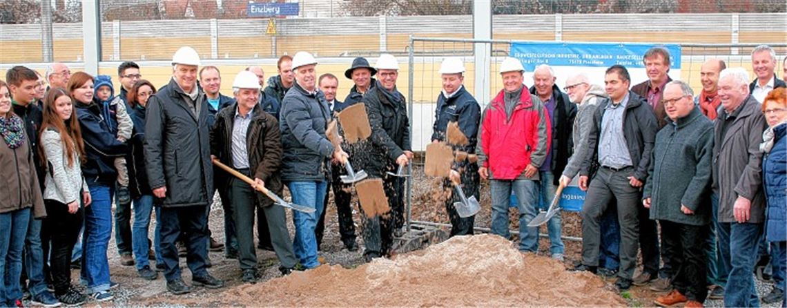 Großer Bahnhof am Bahnhof: Mitglieder des Gemeinderats, Vertreter der Feuerwehr-Abteilung und Enzberger Bürger sind zum symbolischen Spatenstich für den Bau des neuen Gerätehauses gekommen. Mit Helm von links: Südwestbau-Geschäftsführer Friedrich Stetzler, Projektleiter Jürgen Beblawy, Planer Joachim Peindl vom städtischen Bauamt, Mühlackers Oberbürgermeister Frank Schneider, Abteilungskommandant Marco Reichenbach sowie Bürgermeister Winfried Abicht, der den Spaten charmant an Stadtrat Peter Metz weitergereicht hatte.