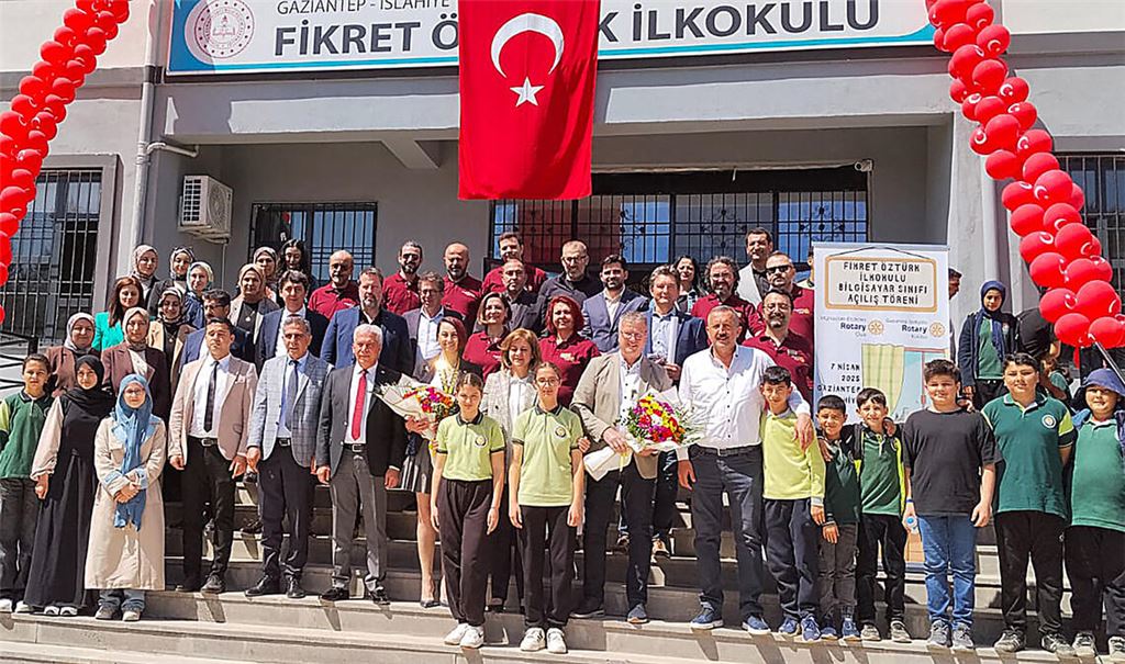 Großer Bahnhof bei der Einweihung des Computerraums an der Schule in der 60000-Einwohner-Stadt Islahiye, der mit finanzieller Unterstützung aus Mühlacker und dem Enzkreis eingerichtet wurde. Fotos: Wetzel/privat