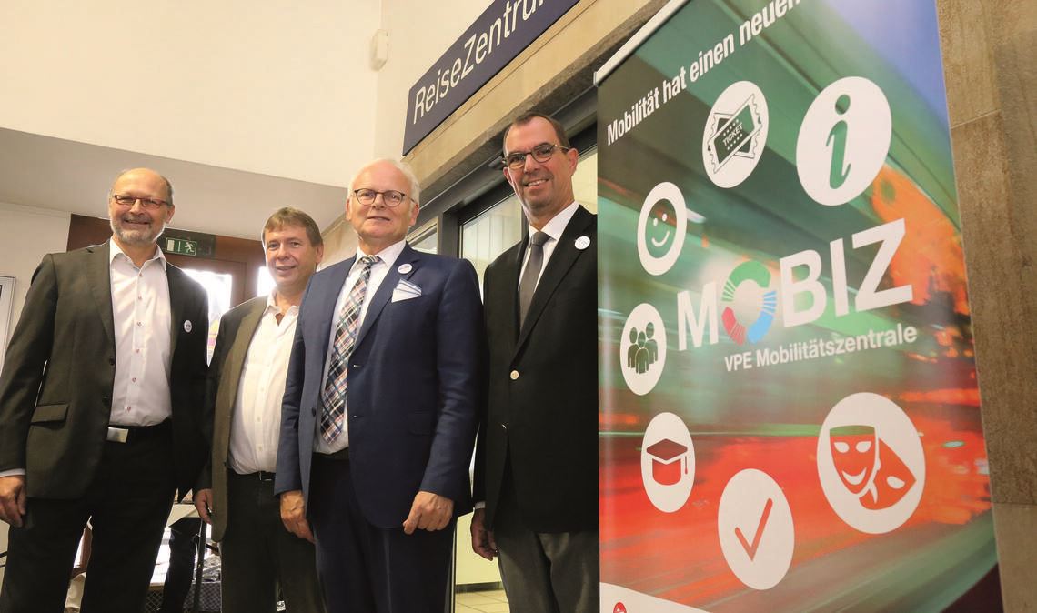 Großer Bahnhof bei der Eröffnung der Mobilitätszentrale im Mühlacker Bahnhof im September 2017 (v. li.): Reinhold Pohl, Leiter Regionaler Vertrieb Süd der Deutschen Bahn, der damalige Geschäftsführer des Verkehrsverbunds Pforzheim-Enzkreis, Axel Hofsäß, der frühere Landrat Karl Röckinger und Mühlackers Oberbürgermeister Frank Schneider. Foto: Archiv