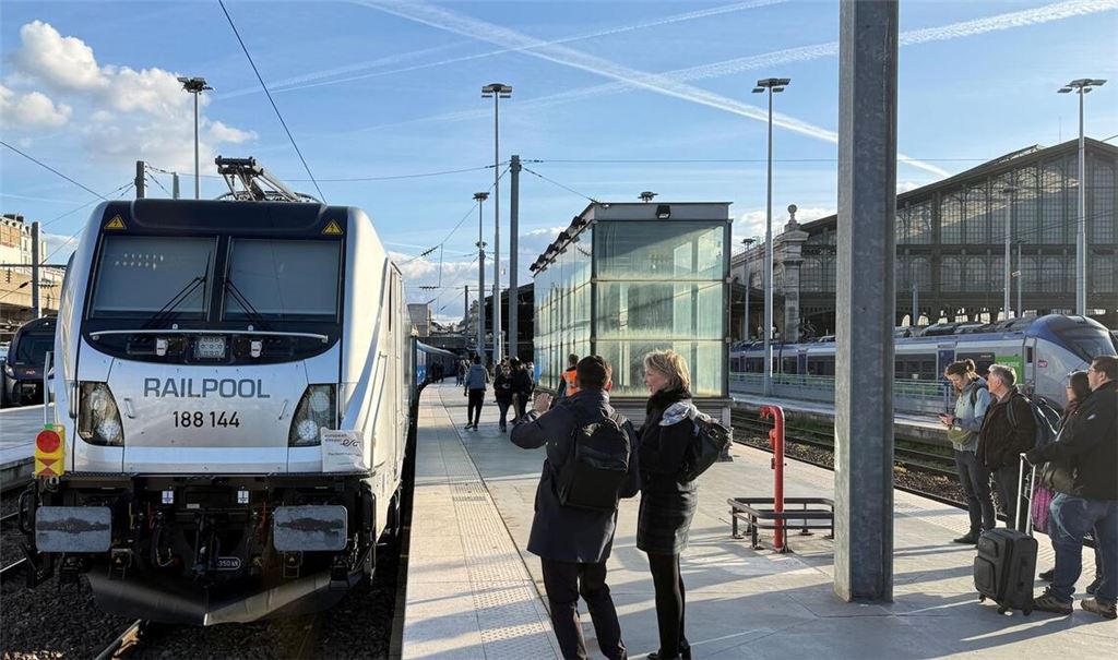 Großer Bahnhof für den neuen Zug bei der ersten Fahrt im Gare du Nord.
