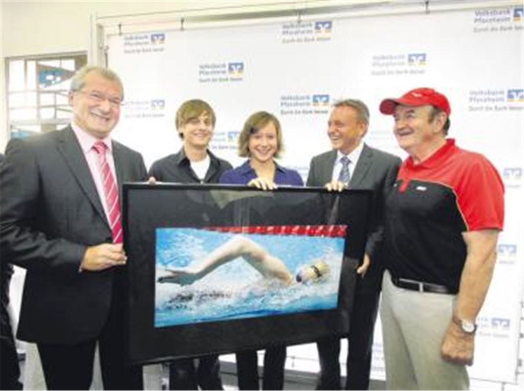 Großer Bahnhof im Schwimmbad: Silke Lippok mit (v. re.) ihrem Trainer Rudi Schulz, Pforzheims Bürgermeister Alexander Uhlig, ihrem Bruder Nils und Volksbank-Vorstand Fritz Schäfer. Foto: Tilo Keller