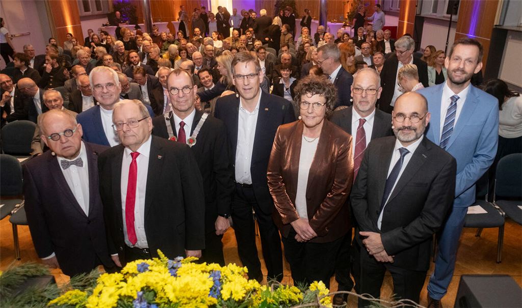Großer Bahnhof im Uhlandbau bei der Verabschiedung des Rathauschefs (v.li.): OB-Stellvertreter Günter Bächle, Dekan Jürgen Huber, der Bürgermeister-Stellvertreter der thüringischen Partnerstadt Schmölln, Klaus Hübschmann, der scheidende Oberbürgermeister Frank Schneider, Professor Dr. Erik Schweickert als Vertreter der Abgeordneten im Enzkreis, Regierungspräsidentin Sylvia M. Felder, der Vorsitzende des Personalrats der Stadt Mühlacker, Jörg Soulier, Bürgermeister Armin Dauner und Landrat Bastian Rosenau. Fotos: Fotomoment