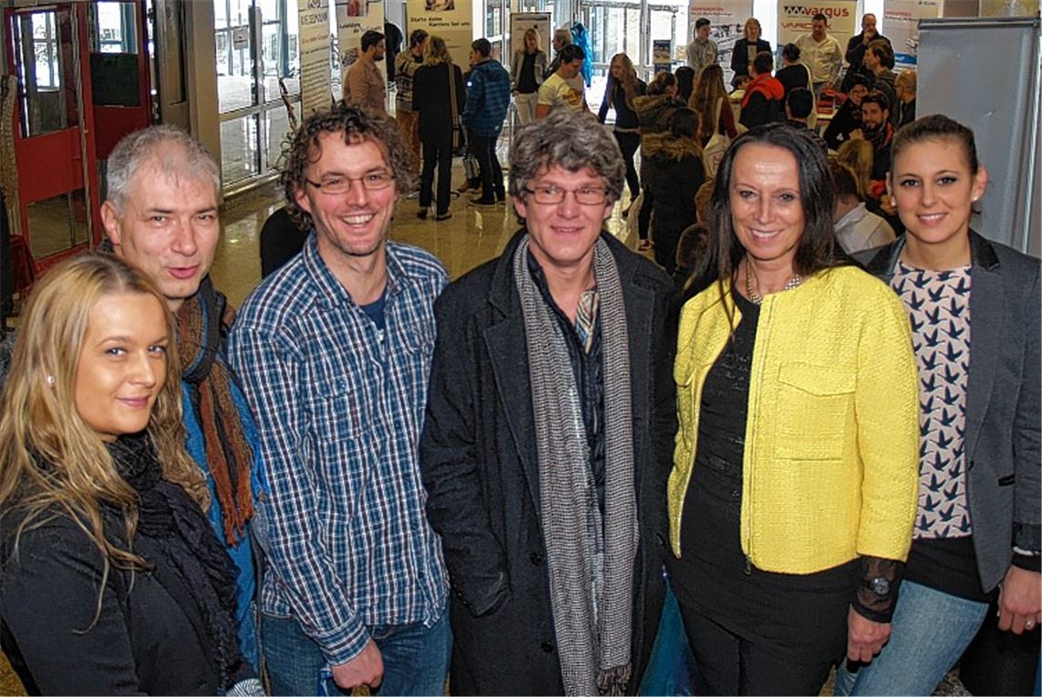 Großer Besucherandrang zeichnet sich schon kurz nach der Eröffnung ab. Über das Gelingen der Börse freuen sich (v.li.) Melanie Zuljevic von der Agentur für Arbeit, in Vertretung von Bürgermeister Heinz-Peter Hopp sein Stellvertreter, Stadtrat Martin Reinhardt, der Lehrer und Organisator der Ausstellung Marc Sautter, der Mitorganisator und Vorsitzende des örtlichen Gewerbevereins Hagen Jarzambek, Rektorin Heidi Bopp sowie die Konrektorin, Organisatorin und Fachfrau in allen Messefragen Kirsten Knoll.