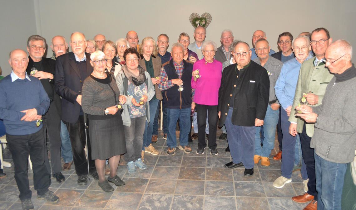 Großer Ehrungsreigen bei der Mitgliederversammlung des Historisch-Archäologischen Vereins Mühlacker. Fotos: Stahlfeld