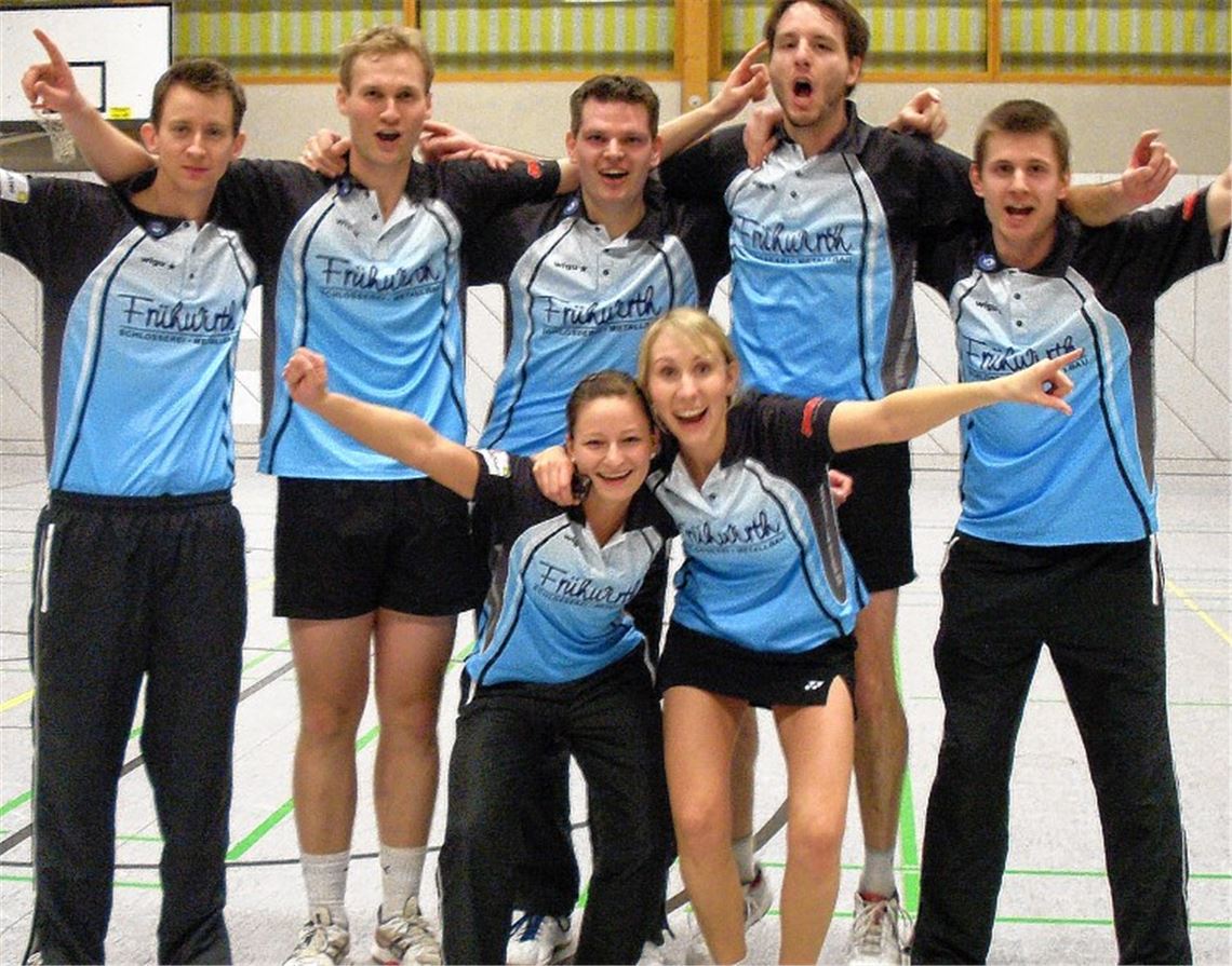 Großer Erfolg 2010: Die erste Mannschaft steigt in die Württembergliga auf und gewinnt im Jahr darauf die Sportlerwahl des Mühlacker Tagblatt (Bild links). Die Jugendarbeit wird in der Illinger Abteilung groß geschrieben, aus dem aktuellen Nachwuchs (Bild rechts unten) spielen einige schon in der dritten Liga-Mannschaft. Valentina Skrbin (Bild rechts oben, mit Jugendleiter Ralf Speidel) ist eines der derzeit größten Talente des Vereins. Fotos: Stahlfeld (1)/privat (2)