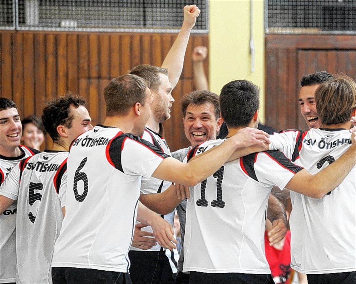 Großer Jubel: Die Volleyball-Herren des TSV Ötisheim feiern nur ein Jahr nach dem Abstieg den Wiederaufstieg in die Bezirksliga Nord.